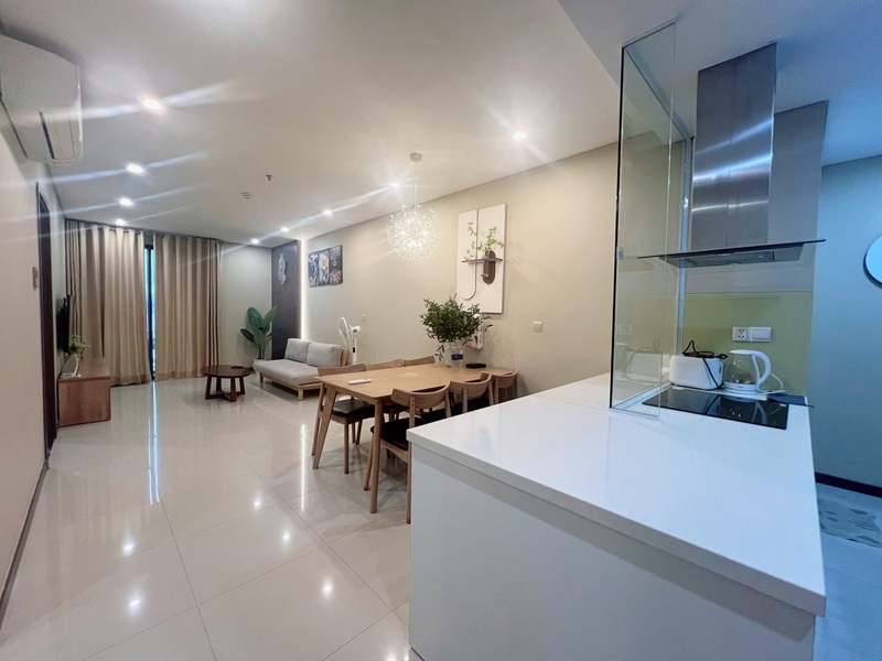 To&agrave;n cảnh ph&ograve;ng kh&aacute;ch, khu vực bếp căn hộ 2 ph&ograve;ng ngủ tại dự &aacute;n H&agrave; Đ&ocirc; Centrosa Quận 10